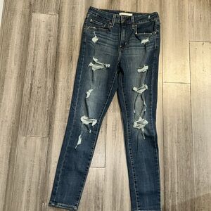 Size 28 Levi’s 721 Skinny Distressed Jeans. Super Nice. Inseam 28in
